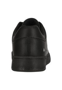 Svart sneaker med en texturerad läderöverdela, vadderad krage och gummisula. Har en slät ytfinish och en liten logotypdetalj på sidan.