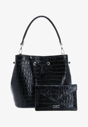 Sac à main noir brillant embossé croco avec bandoulière amovible et pochette assortie en forme d'enveloppe, étiqueté Lancaster, fabriqué en France.