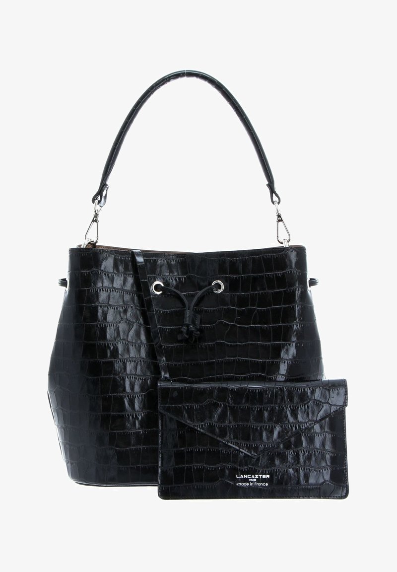Sac à main noir brillant embossé croco avec bandoulière amovible et pochette assortie en forme d'enveloppe, étiqueté Lancaster, fabriqué en France.