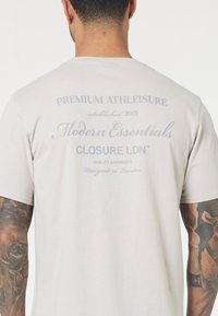 CLOSURE London STACKED SCRIPT  TEE - Print T-shirt - pumice