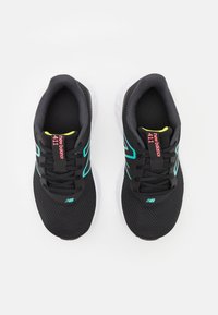 Zapatillas deportivas negras con parte superior de malla, acentos turquesas y suela blanca. Etiquetadas con "new balance" y "411" en rosa y amarillo.