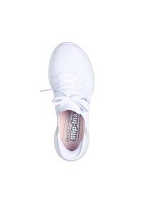 Weißer Sportschuh mit luftiger Mesh-Oberfläche, runder Spitze, Schnürdesign und gepolsterter Innensohle, beschriftet mit "SKECHERS slip-ins."