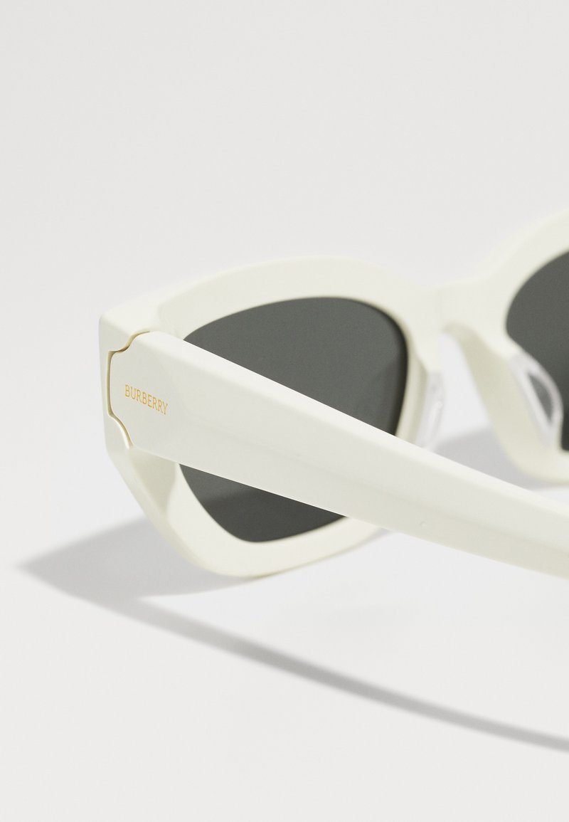 Les lunettes de soleil Ari Bio-based en Argent et Jaune Or Flash Effet