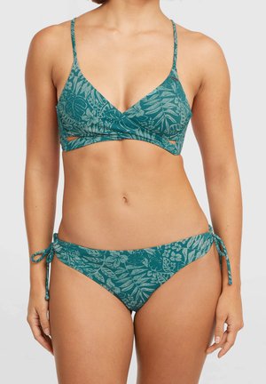 Conjunto de bikini color verde azulado con top triangular estampado floral y detalles recortados, acompañado de braguitas con lazo en los laterales, ambos en un tejido suave y texturizado.