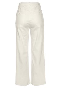 Jean large blanc en denim de coton, avec deux poches arrière, une taille haute et un ourlet brut en bas.