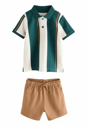Kurzärmeliges Poloshirt mit grünen, weißen und braunen vertikalen Streifen, kombiniert mit Shorts in Beige mit elastischem Bund und Kordelzug.