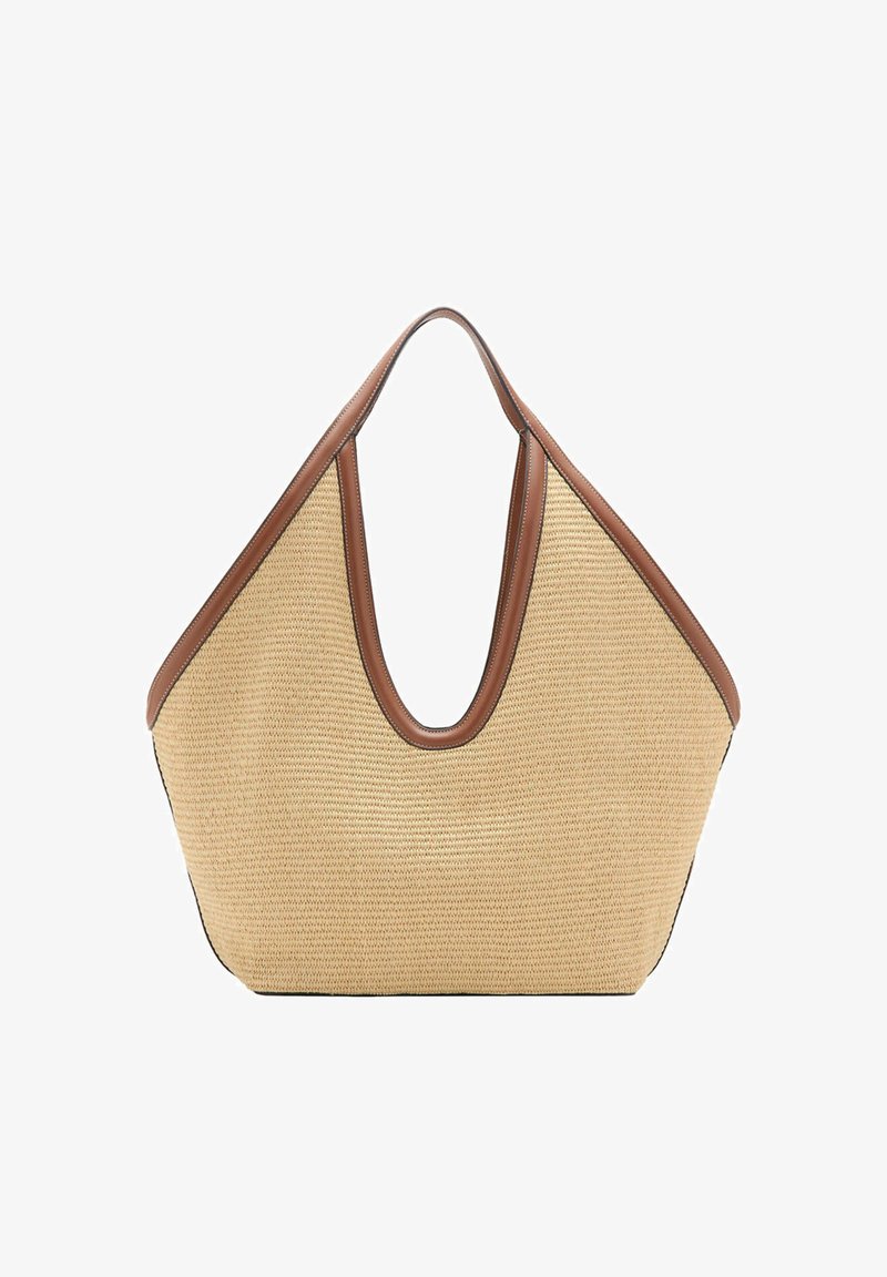 Sac fourre-tout tissé beige avec garniture en cuir marron et anses, présentant une forme triangulaire large et arrondie.