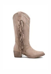 Botte de cowboy en suède beige avec un talon bloc de hauteur intermédiaire, des clous décoratifs en métal et de longues franges en suède sur le côté.