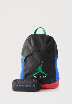 Zwarte, blauwe en rode Jordan rugzak met groen Jumpman-logo en bijpassend zwarte etui met blauwe "JORDAN" tekst.