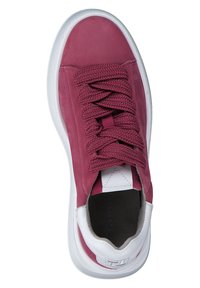 Sneaker en cuir bourgogne avec finition texturée, bout rond et semelle en caoutchouc blanc. Équipé de lacets épais et d'un col rembourré pour le confort.