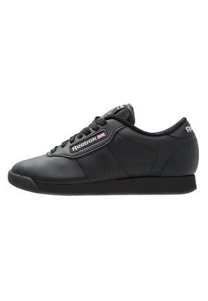 Czarne niskie sneakersy Reebok z sznurowadłami, naszywką z logo i Union Jackiem po boku oraz amortyzowaną podeszwą, widoczne z profilu.