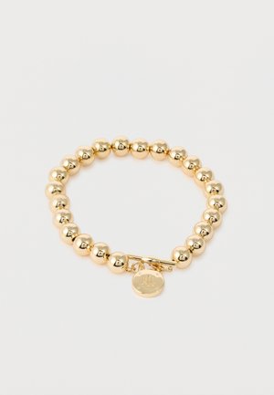 Pulsera de cuentas doradas con cierre redondo y pequeño colgante circular grabado con "RLL" sobre fondo blanco.