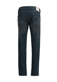 Ciemnoniebieskie dżinsy z denimu o prostym kroju nogawek, charakterystycznym przeszyciem na tylnych kieszeniach oraz metką marki na pasie.