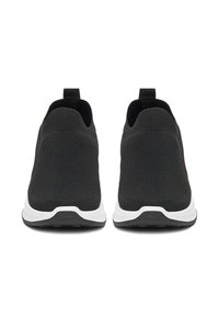 Čierne športové topánky s textúrovaným sieťovaným zvrškom, bielou podrážkou, zaoblenou špičkou a ťahacími pútkami na zadnej strane, prezentujúce minimalistický dizajn.