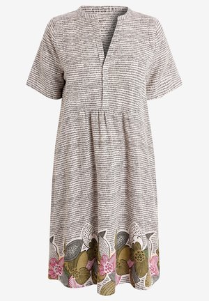 Robe beige à manches courtes avec un petit motif de tirets noirs et un grand imprimé floral rose et olive le long de l'ourlet.