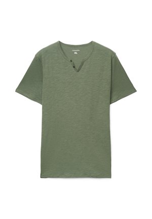 T-shirt a maniche corte verde oliva realizzata in tessuto morbido, con scollo a V e due bottoni, vestibilità comoda. Design semplice, senza motivi.