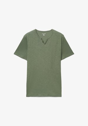 T-shirt a maniche corte verde oliva realizzata in tessuto morbido, con scollo a V e due bottoni, vestibilità comoda. Design semplice, senza motivi.