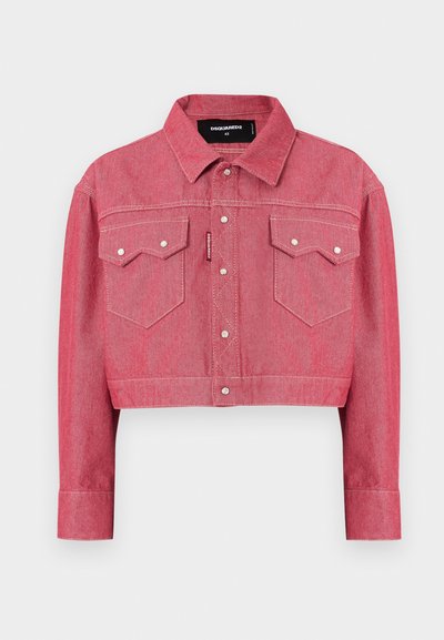 Veste en denim rouge raccourcie avec manches longues, devant à boutons, deux poches poitrine et surpiqûres blanches en accents. Texture grossière et col classique.