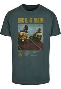 Mørkegrøn kortærmet t-shirt med et vintage grafisk design af Eric B. & Rakim, med guldtekst og albumtrackliste trykt nedenunder.