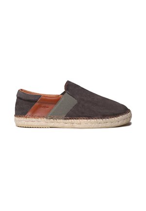 Vyriškas slip-on espadrilis su tamsiai pilku zomšos viršumi, rudos odos kulno lopu, elastinga šonine skyle ir pynimo jutės padu.