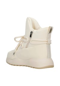 Wysokie trampki w kolorze kremowym, wykonane z miękkiego materiału. Posiadają zamek błyskawiczny, system sznurowania oraz teksturowaną gumową podeszwę z lekkim podniesieniem.