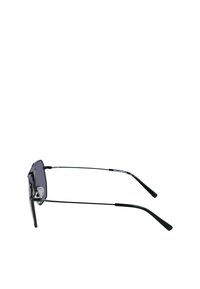 Occhiali da sole con forma rettangolare, montatura in metallo nero, lenti grigie e aste sottili. Presentano cuscinetti nasali regolabili per il comfort.