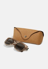 Ochelari de soare transparenți cu lentile întunecate, formă rectangulară și etui din suede maro texturat cu închidere tip capsa argintie.