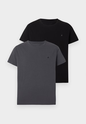 Dwie krótkie koszulki z okrągłym dekoltem, jedna ciemnoszara z przodu, a druga czarna z tyłu, obie z małym logo na lewej piersi.