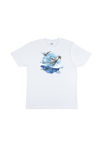 T-shirt bianca in cotone con una grafica colorata che rappresenta la vita marina, inclusi uccelli e onde, in tonalità di blu e verde.