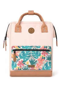 Hellrosa Stoff-Rucksack mit braunen Lederakzenten. Verfügt über eine mit Blumenmuster gestaltete Vordertasche mit grünen Blättern und pinken Blumen.