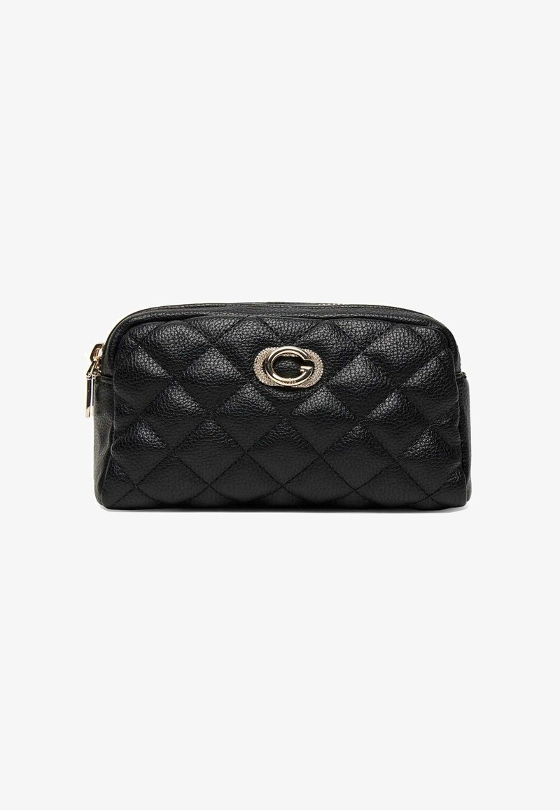 Pochette nera in pelle trapuntata con logo ovale dorato e chiusura con cerniera su sfondo bianco.
