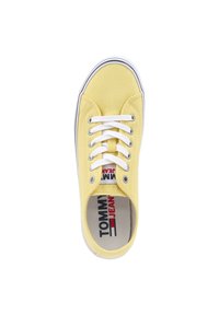 Sneaker giallo in tela con lacci bianchi, suola in gomma e profili a contrasto neri e bianchi. Presenta un dettaglio del logo all'interno della scarpa.
