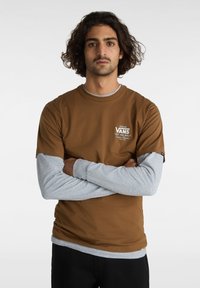 Vans MN HOLDER ST CLASSIC - T-shirt med print - coffee liqueur white