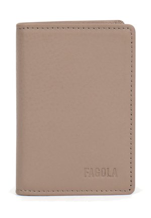 Portefeuille rectangulaire en cuir beige avec des bords cousus et le nom de la marque "FAGOLA" embossé en bas à droite sur le devant.
