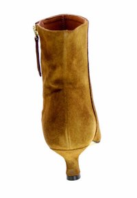 Stivaletto in suede marrone con tacco sottile e chiusura con zip sul lato. Presenta una texture liscia e un design a punta arrotondata.