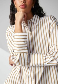Next OVERSIZED  - Nööpidega pluus - neutral white stripe