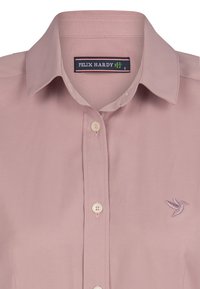 Lichtroze button-up overhemd gemaakt van stof met een gladde textuur. Bevat een klein geborduurd vogellogo en een standaard kraagontwerp.