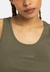Olivgrön ribbad linne med rundad halsringning och broderad "element"-logotyp i matchande färg på bröstområdet.
