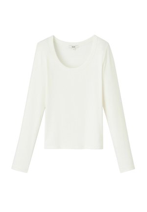 Haut blanc à manches longues en tissu côtelé avec un col rond et un ourlet court. Design simple sans motifs ou accents visibles.