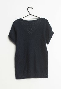 Navyblaues kurzärmliges Sweatshirt an einem schwarzen Kleiderbügel, mit strukturiertem Strick und einem Rundhalsausschnitt sowie einem Diamantmuster auf der Rückseite.
