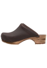 Bruna läderklumpar med en böjd ovandel, träklack och texturerad gummisula. Designen har en slät yta och minimalistisk stil.