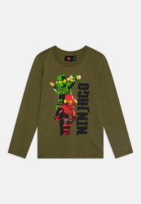 Oliven grønn langermet skjorte med to Ninjago-karakterer i rødt og grønt, med fet sort "NINJAGO" tekst på fronten. Mykt bomullsmateriale.