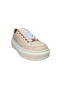 Sneaker beige con tomaia in pelle liscia, lacci bianchi, dettagli in oro rosa e suola spessa bianca con grip testurizzato.