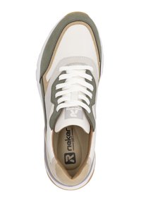 Baskets sportives présentant un motif de couleur blanc et vert olive, fabriquées en daim et en matériaux synthétiques, à bout rond et avec des lacets blancs plats.