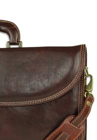 Bruine leren aktetas met klepsluiting, messingbeslag, zichtbare stiksels, gestructureerd oppervlak en afneembare riem.