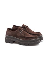 Des chaussures en daim marron avec un bout rond, des détails cousus et un design à lacets. Semelle en caoutchouc épaisse avec des rainures pour une meilleure traction.