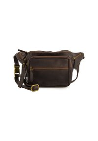 Hnědá kožená crossbody taška s několika zipovými přihrádkami, nastavitelným popruhem a mosaznými detaily. Hladký povrch, obdélníkový tvar.