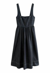 Robe en denim foncé avec un corsage ajusté, de larges bretelles et une jupe évasée. Présente des coutures contrastantes visibles et une taille froncée.