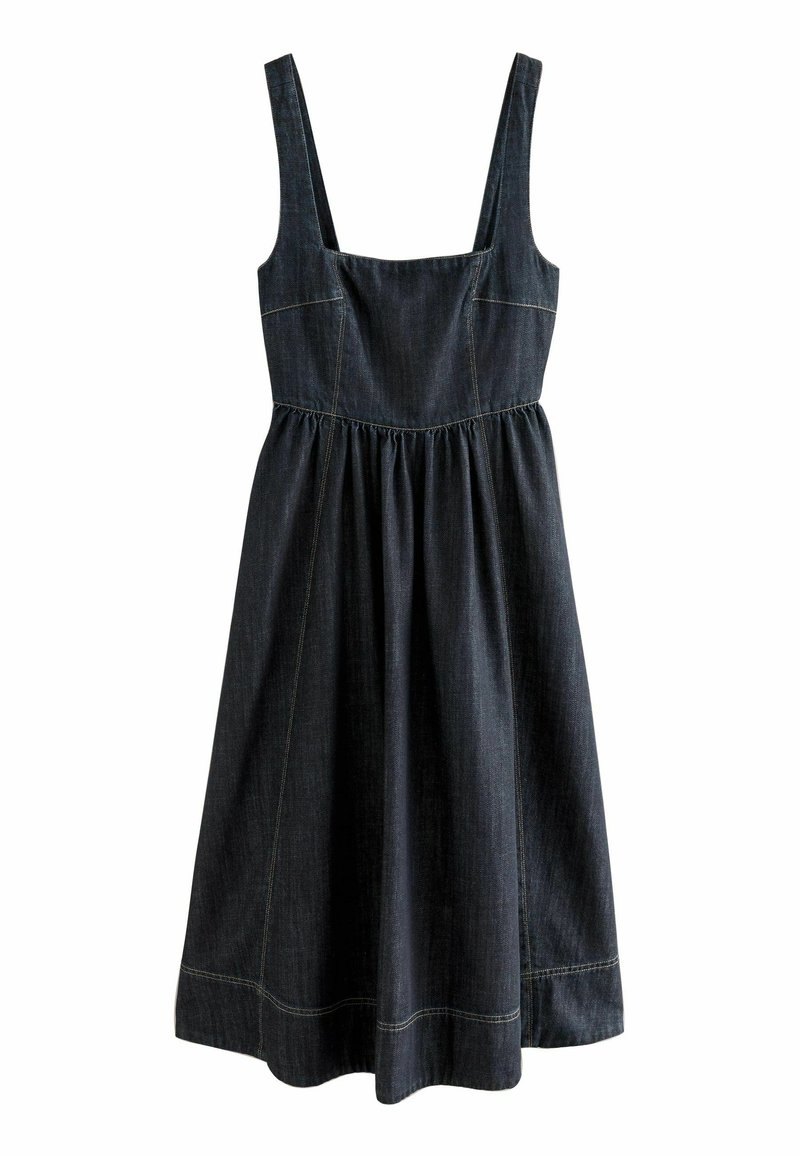 Robe en denim foncé avec un corsage ajusté, de larges bretelles et une jupe évasée. Présente des coutures contrastantes visibles et une taille froncée.