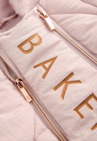 Rosa gesteppte Jacke mit goldener "BAKER"-Aufschrift, ausgestattet mit rosé-goldenen Reißverschlüssen und detaillierter Nahtführung. Weicher Stofftextil.